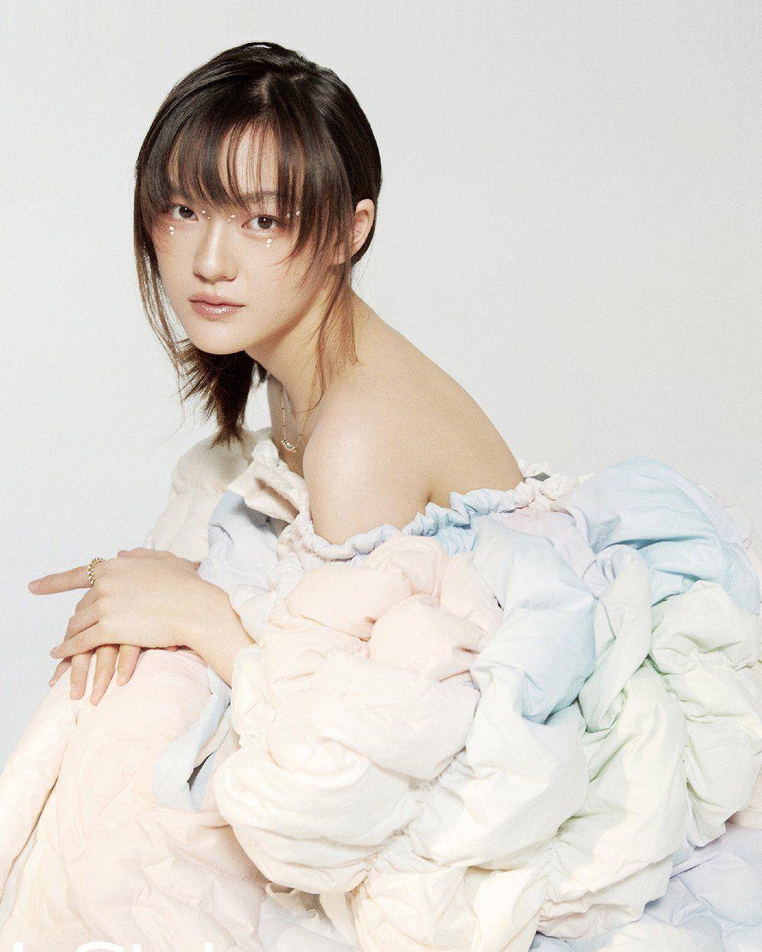 16岁的文淇衣品简直开了挂,时尚写真时尚又迷人,00后已经长大了_珍珠