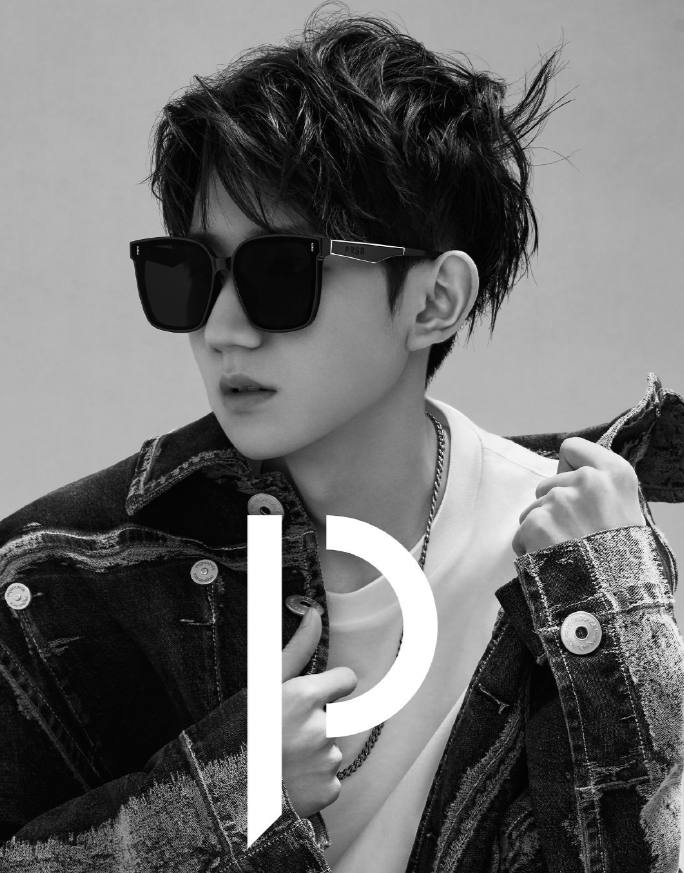 王源帕莎黑白大片,演绎摩登格调,文艺气息满满_眼镜_空间_时尚