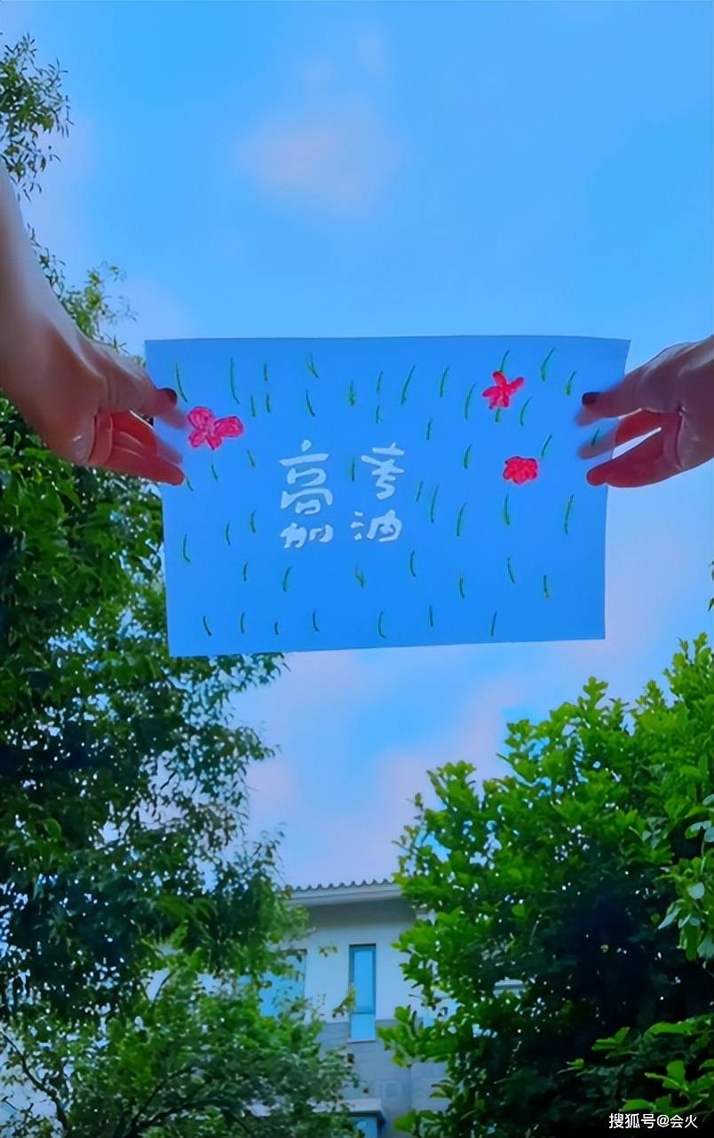 撒贝宁前女友涂经纬晒娃!穿短裤做手工好可爱