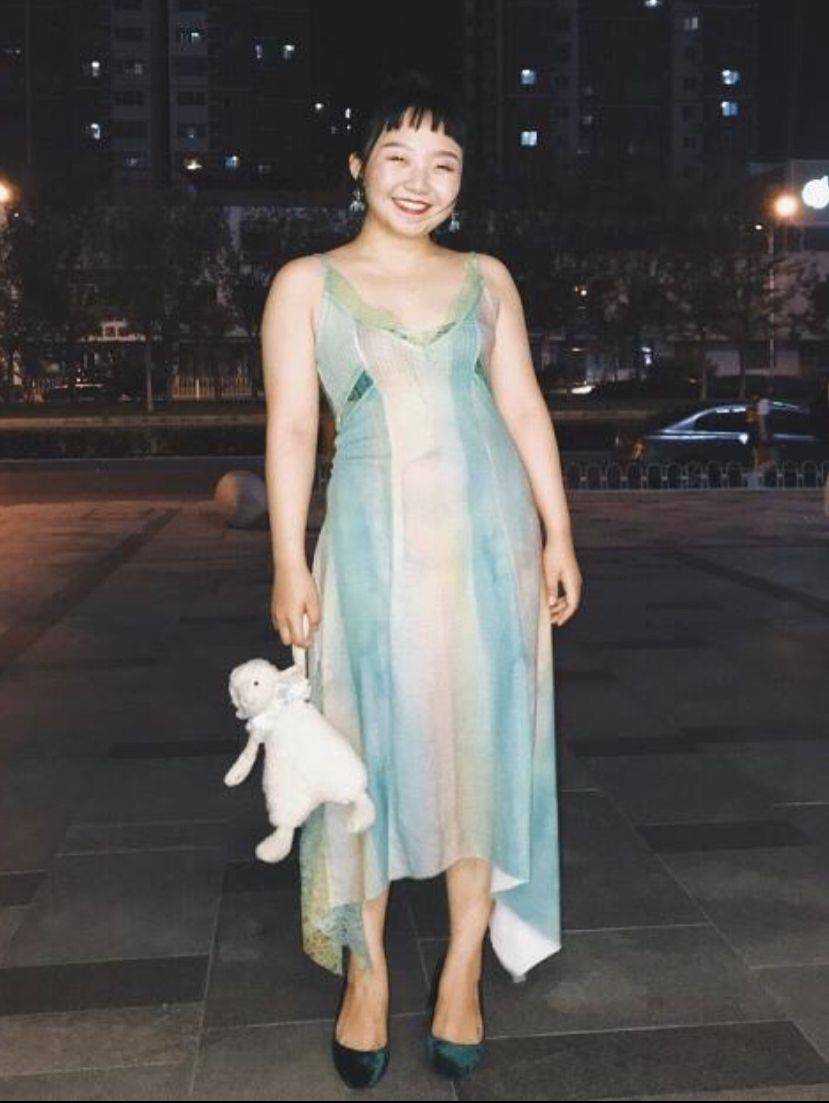 辣目洋子这么胖，为什么还有人说她美？看她穿吊带裙的样子就明白