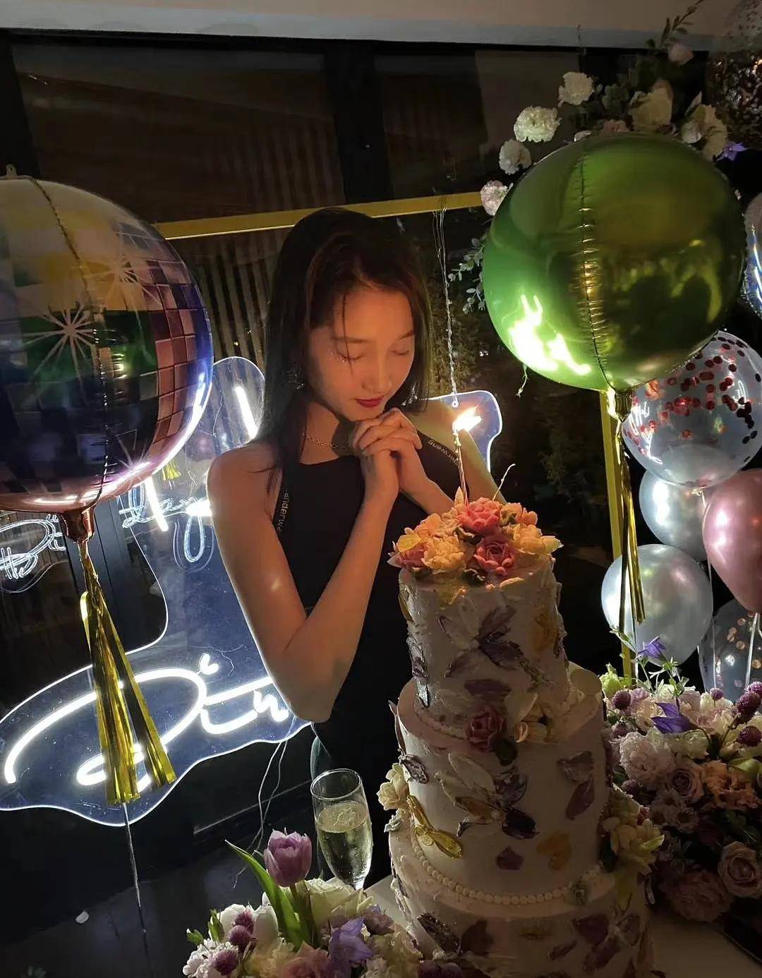 而且,从关晓彤蹦迪的背景可以看出,这个蹦迪地点并不是夜店也不是酒吧