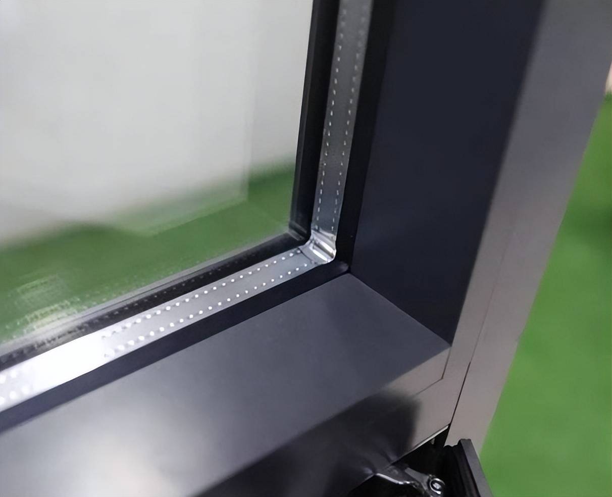 中空玻璃铝条折弯工艺欧迪罗门窗认为,一般的断桥窗都会采用双层中空