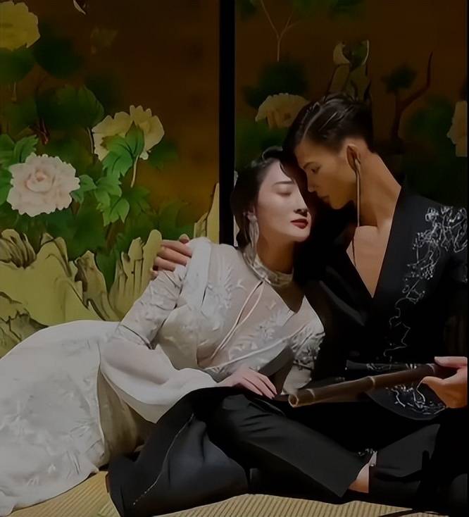 陆仙人和苗苗拍情侣大片,害羞不敢伸手,女方抓住他手主动放腰上_胳膊