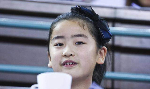 姚明父亲散步时被拍到身高超过2米,满头白发,美籍孙女1米8_姚沁蕾