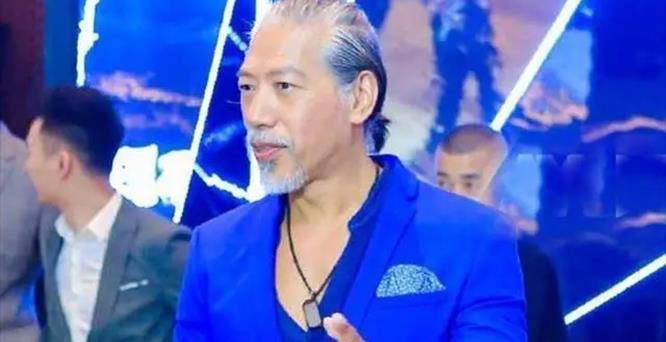 57岁"乌鸦"近况曝光,头发胡须花白难掩老态,女友小他25岁_张耀扬_电影