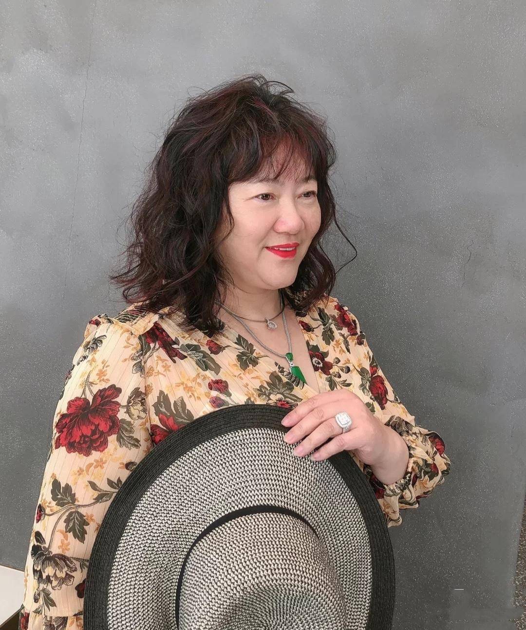 很多中年女性都会选择这样满头的羊毛卷,更加的优雅华贵,有一种阔太太