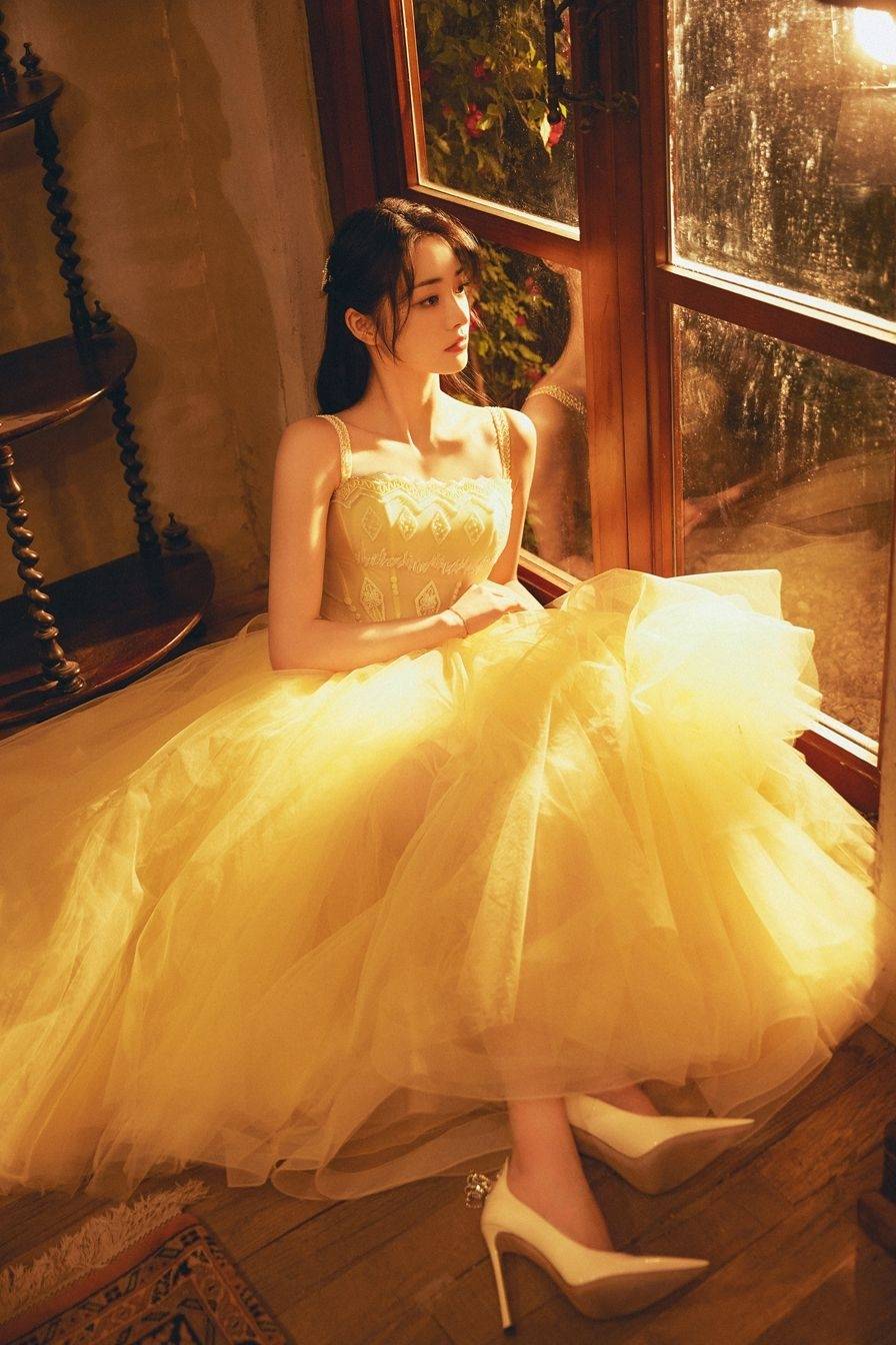 周洁琼白色吊带长裙性感写真