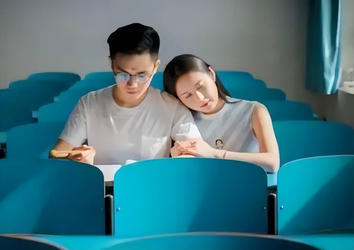 原创高考结束老爸考场外拉横幅喊女儿谈恋爱女儿我不要面子的吗