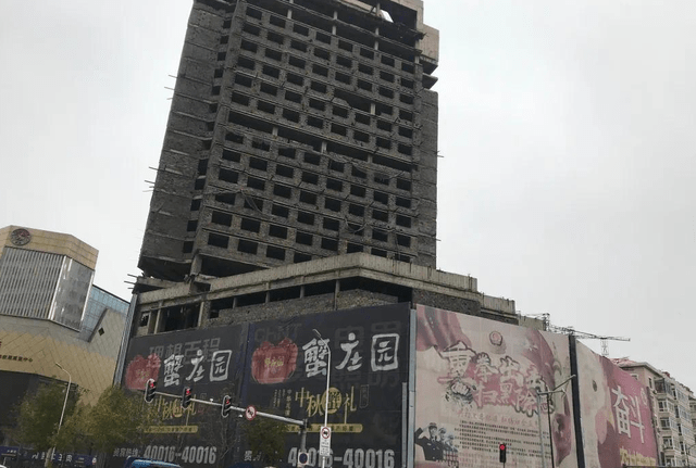 艺华大厦是一栋有20多层的商业大楼,在当时那个年代里,建造如此之高的