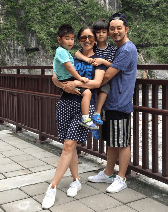 胡可的素颜老这么快,而且身材也不苗条,但一家四口很温馨甜蜜!