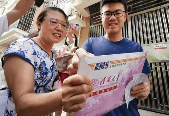 哈工大录取通知书新鲜出炉镶宝石是什么神仙操作卷起来吧