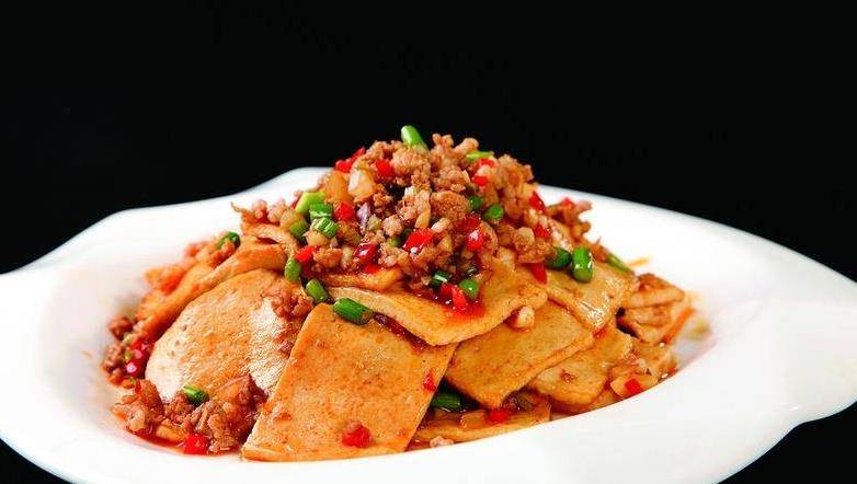 孜然千页豆腐的做法详细步骤第1步千页豆腐切成厚约4mm的片平底锅热油