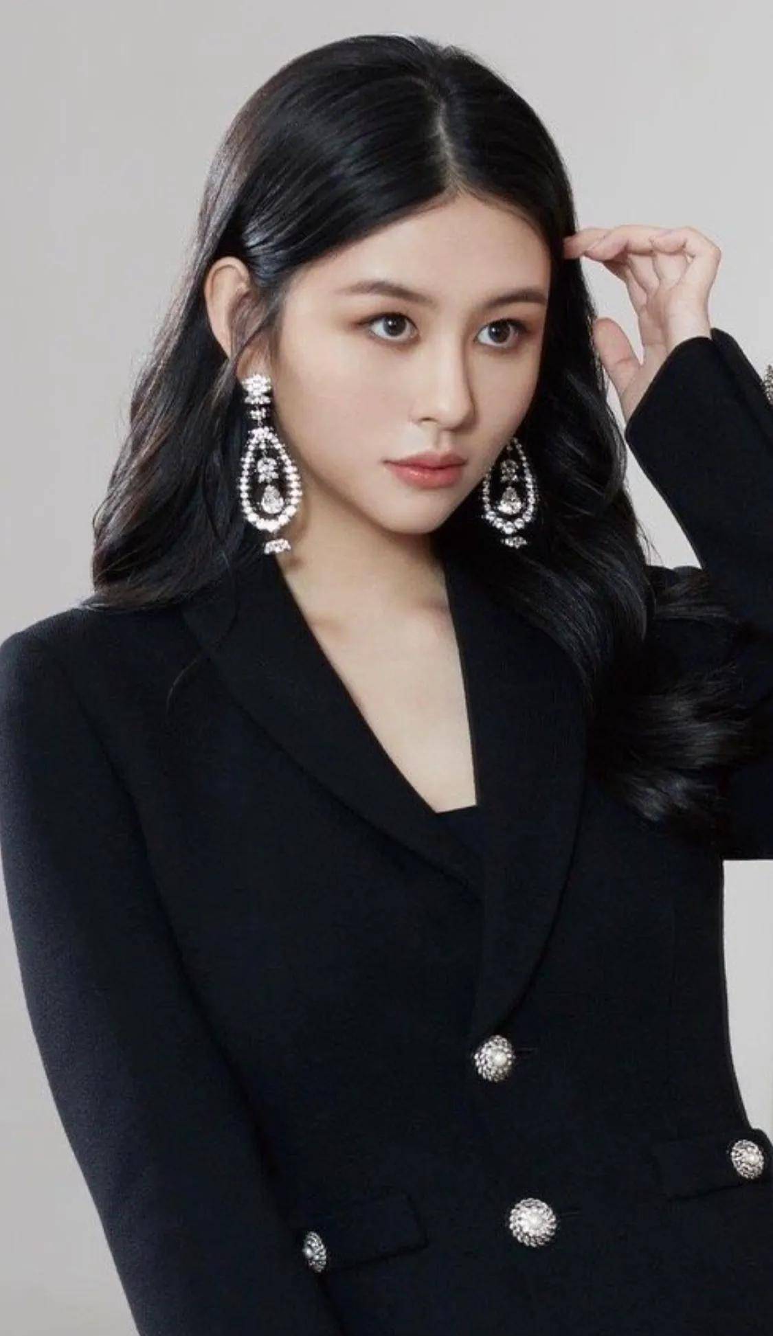 原创邱淑贞女儿沈月可爱中透着时尚有一种优雅含蓄之美