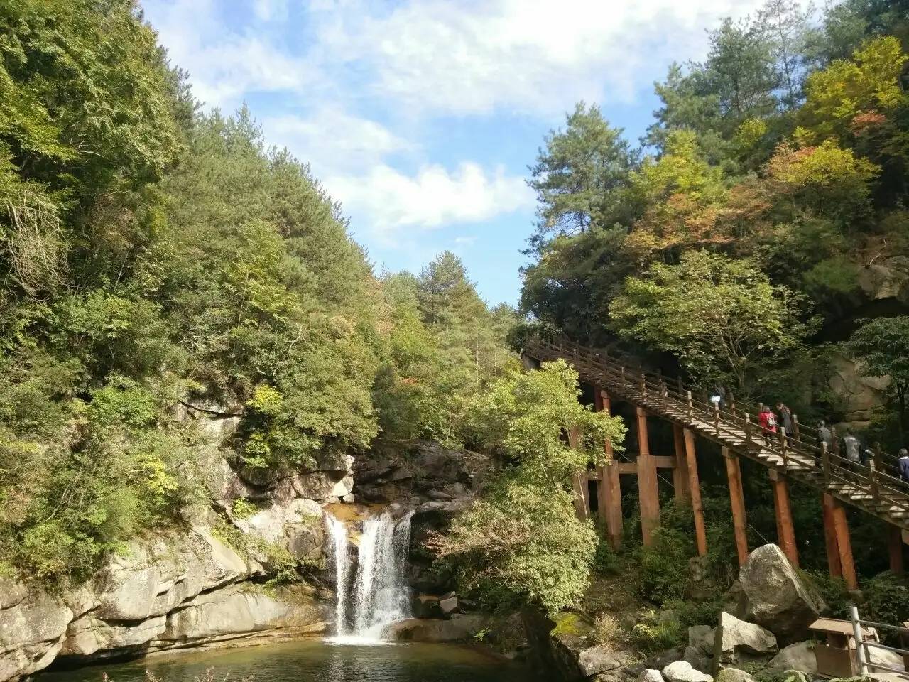 四川一座集秀峰怪石、峭壁幽谷、溪流瀑潭、原始山林于一体的山