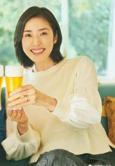 天海佑希在《戀妻家宮本》裡扮演50歲的中年妻子,即使不結婚,她扮演起