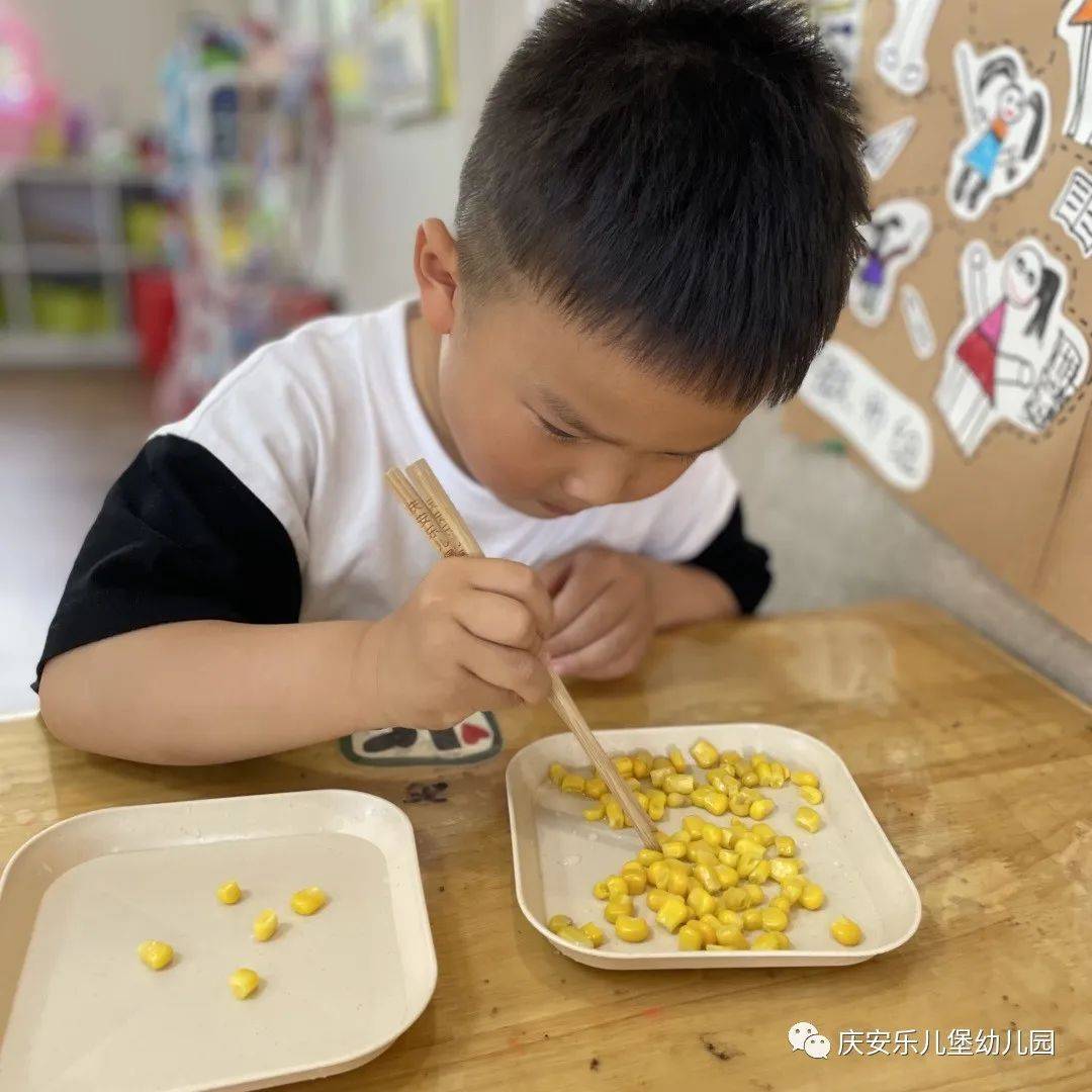 快看!我们用筷子进行"夹豆子"游戏挑战,"筷"来一起挑战吧!
