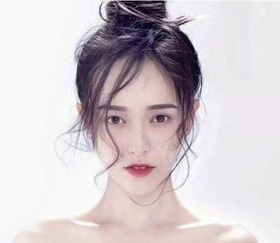 原创圆脸女孩要留刘海吗？试试这6种发型，显脸小还能让你更甜美