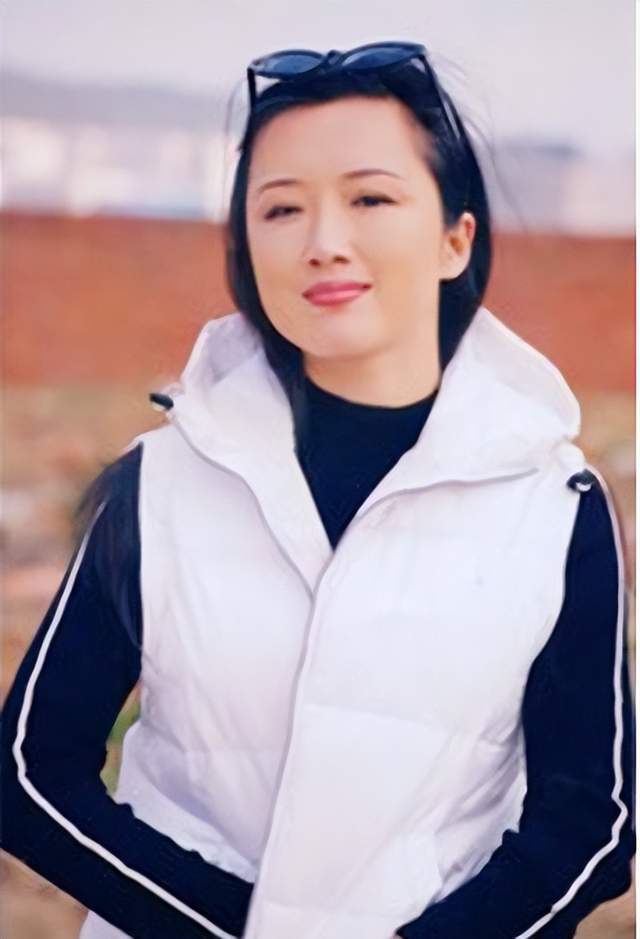 侯勇与沈蓉离婚12年:一个50岁三婚入围城,一个抱病单身_工作_周惠林