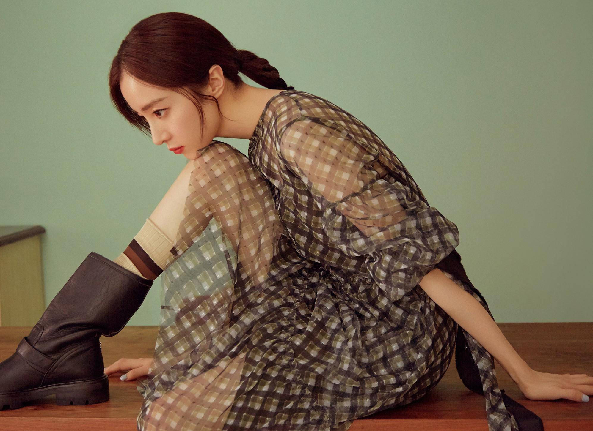 胡冰卿裙子好飘逸,直接露出内搭黑色吊带,配中筒袜优雅又撩人_时尚