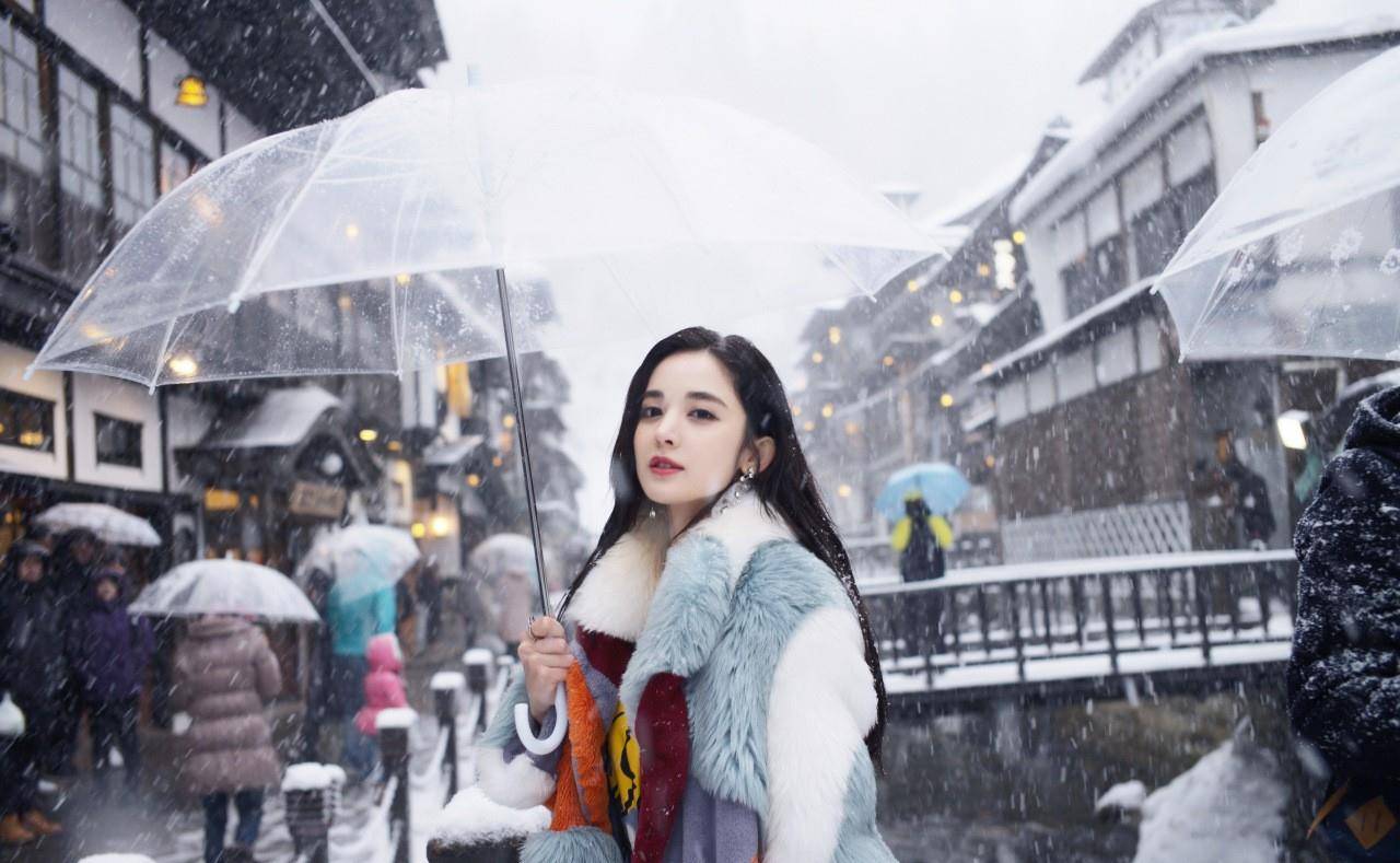 大长腿逆天了,长袜过膝亦显短,美出了新疆人的特点_古力娜扎_美女