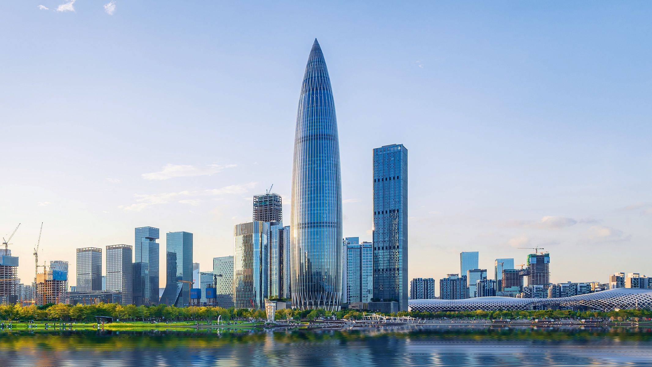 作为深圳湾第一高楼,中国华润大厦是集生态,商务,居住,文化等为一体