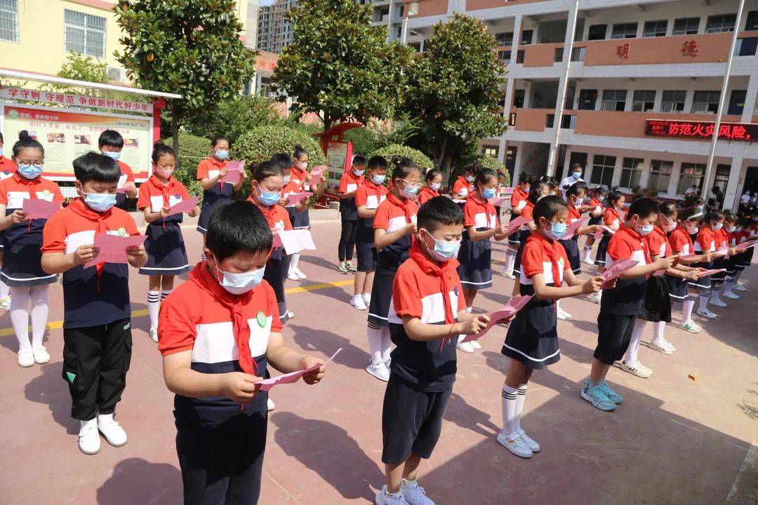 虞城县明德小学举行孔子像揭幕仪式