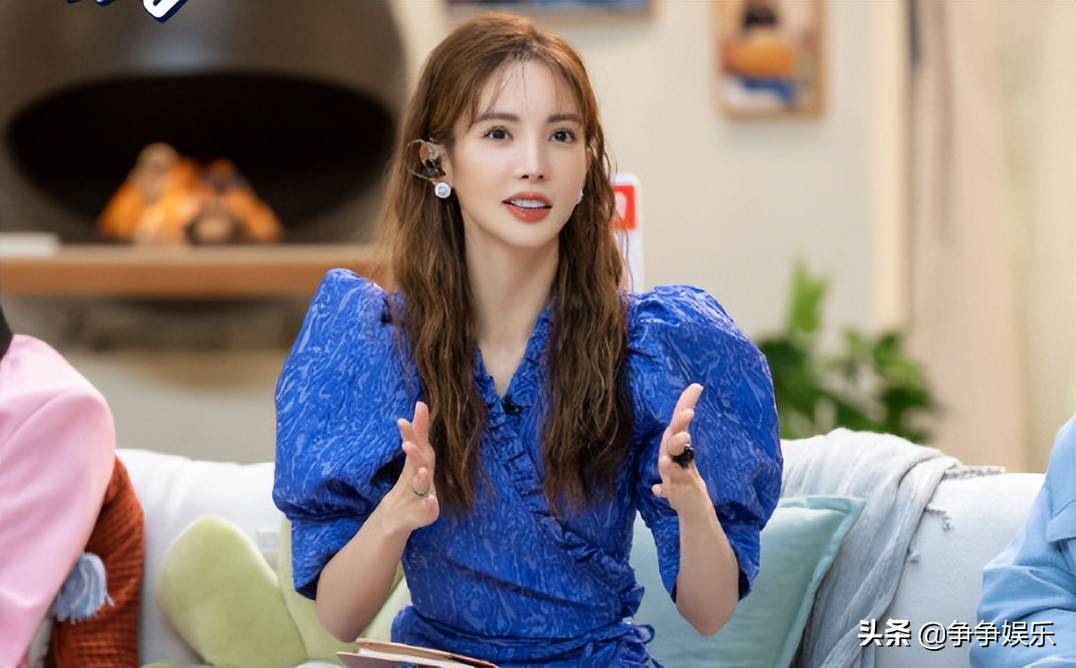 怦然心动20岁开播就塌房素人女嘉宾中午出道晚上退圈