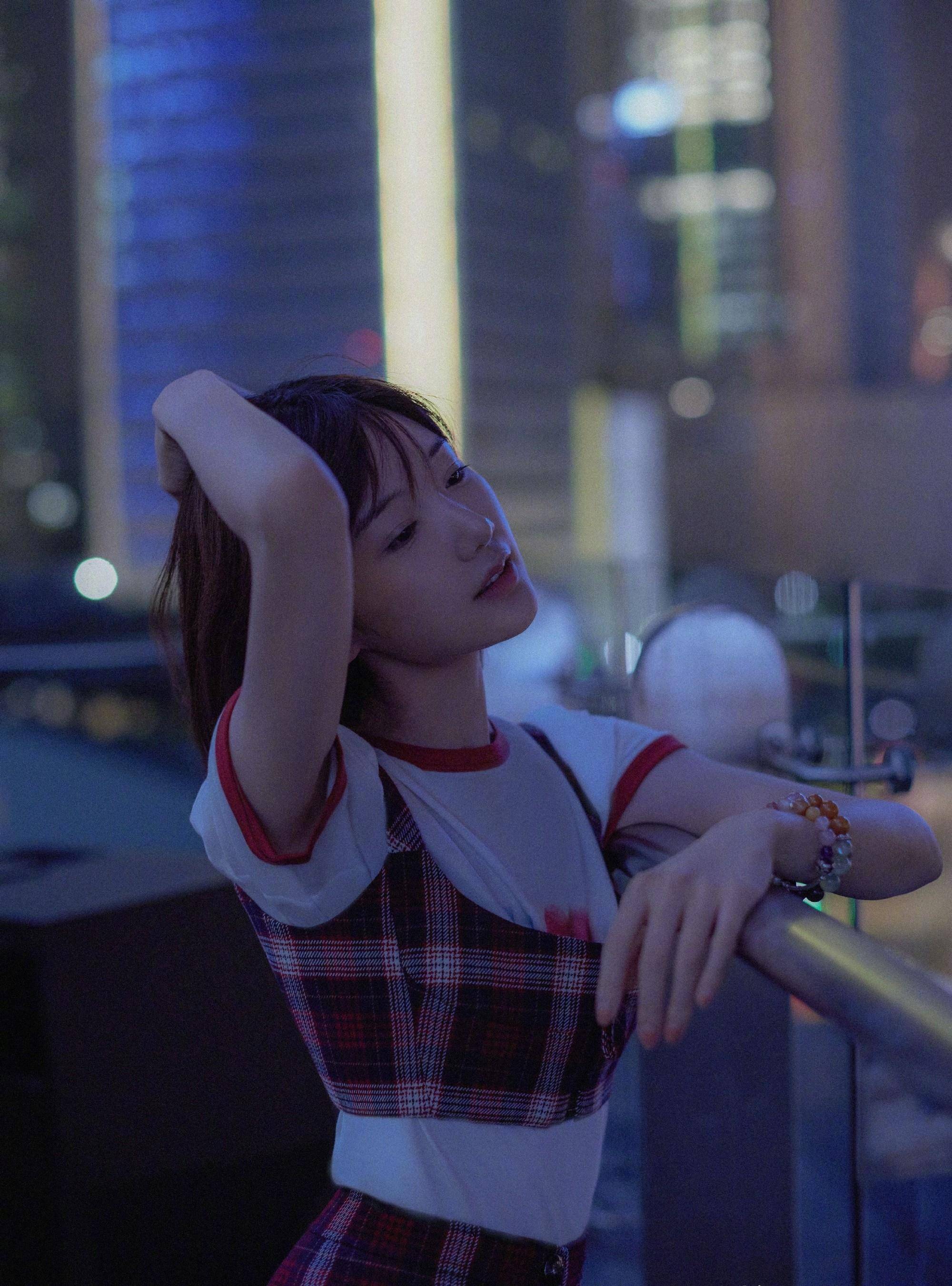 33岁毛晓彤越来越美了清新短发侧颜动人宛如18岁暗夜公主