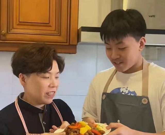 低调现身某餐馆,尝了一口直呼好吃,竖大拇指点赞_乒乓球_林瀚_儿子