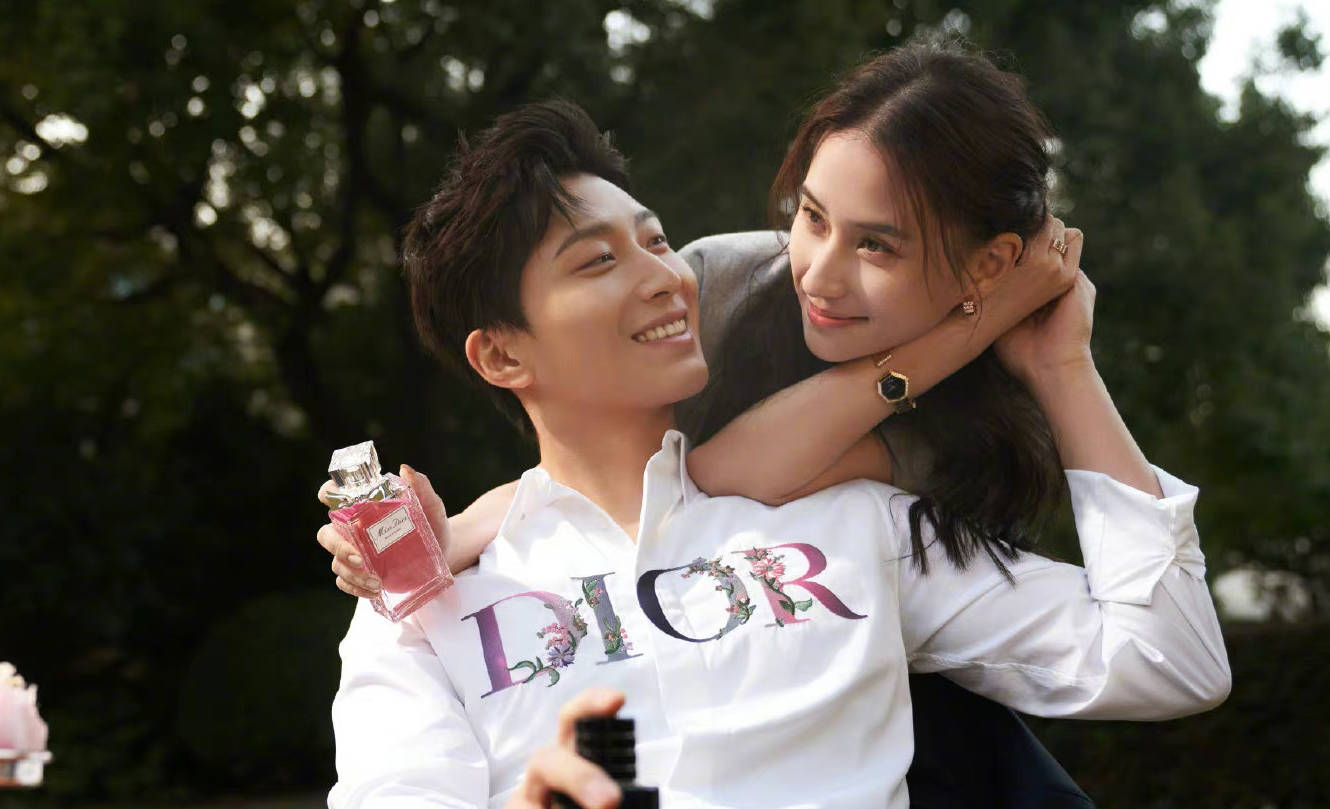 原创风波后何超莲悄悄秀恩爱给窦骁夹酸菜邓紫棋说她一天到晚吃醋