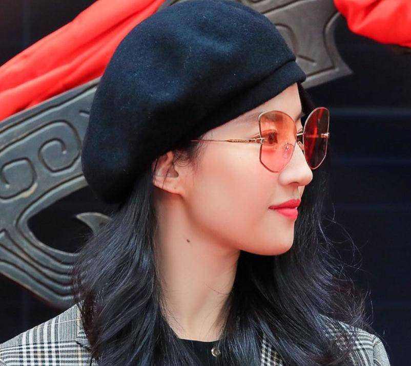 33岁刘亦菲悄悄美回来了,亮相线下活动,和路人同框时很显然_素人_时候