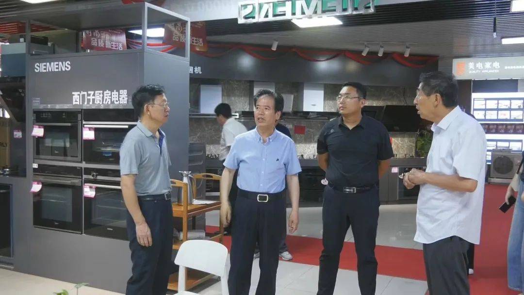 经济开发区管委会主任刘大鹏,县委常委,副县长成坚参加.