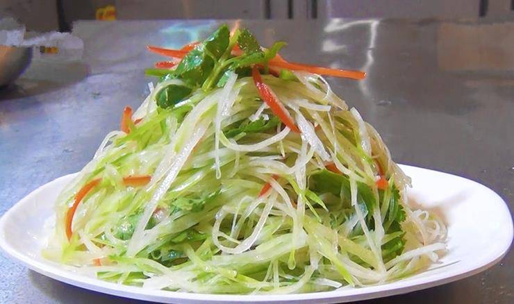 大厨教你青萝卜的正确吃法,不用开火,简单一拌,爽脆可口