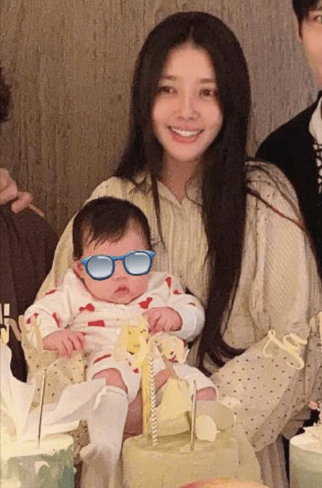 向佐晒昔日全家福庆生女儿高冷气场足萧敬腾伊能静现身送祝福