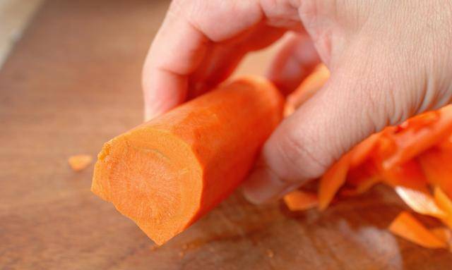 原创1根黄花1根胡萝卜教你做一个漂亮的盘子装饰太简单了