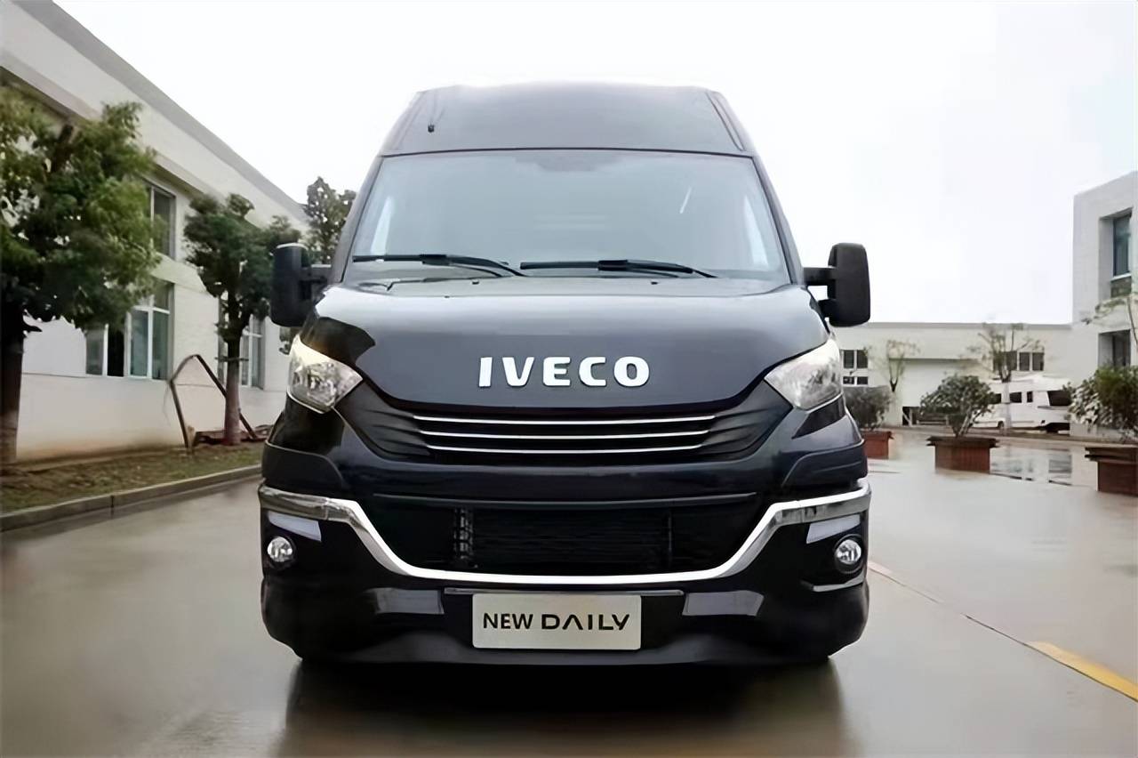 全新依维柯欧胜改装豪华七座商务车定制豪华内饰