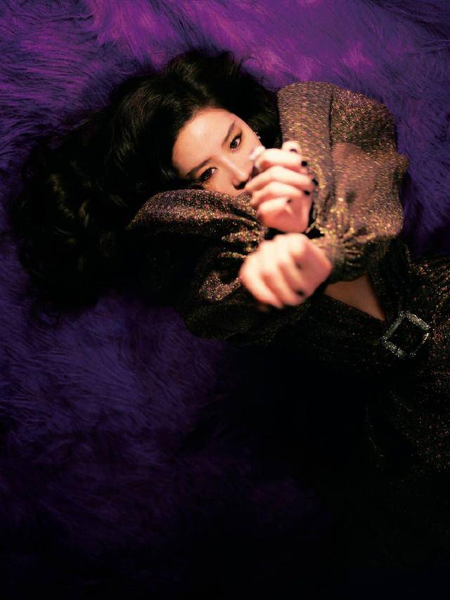 刘亦菲穿深v纱裙冷艳妩媚,烟熏妆 红唇眼神妩媚迷人