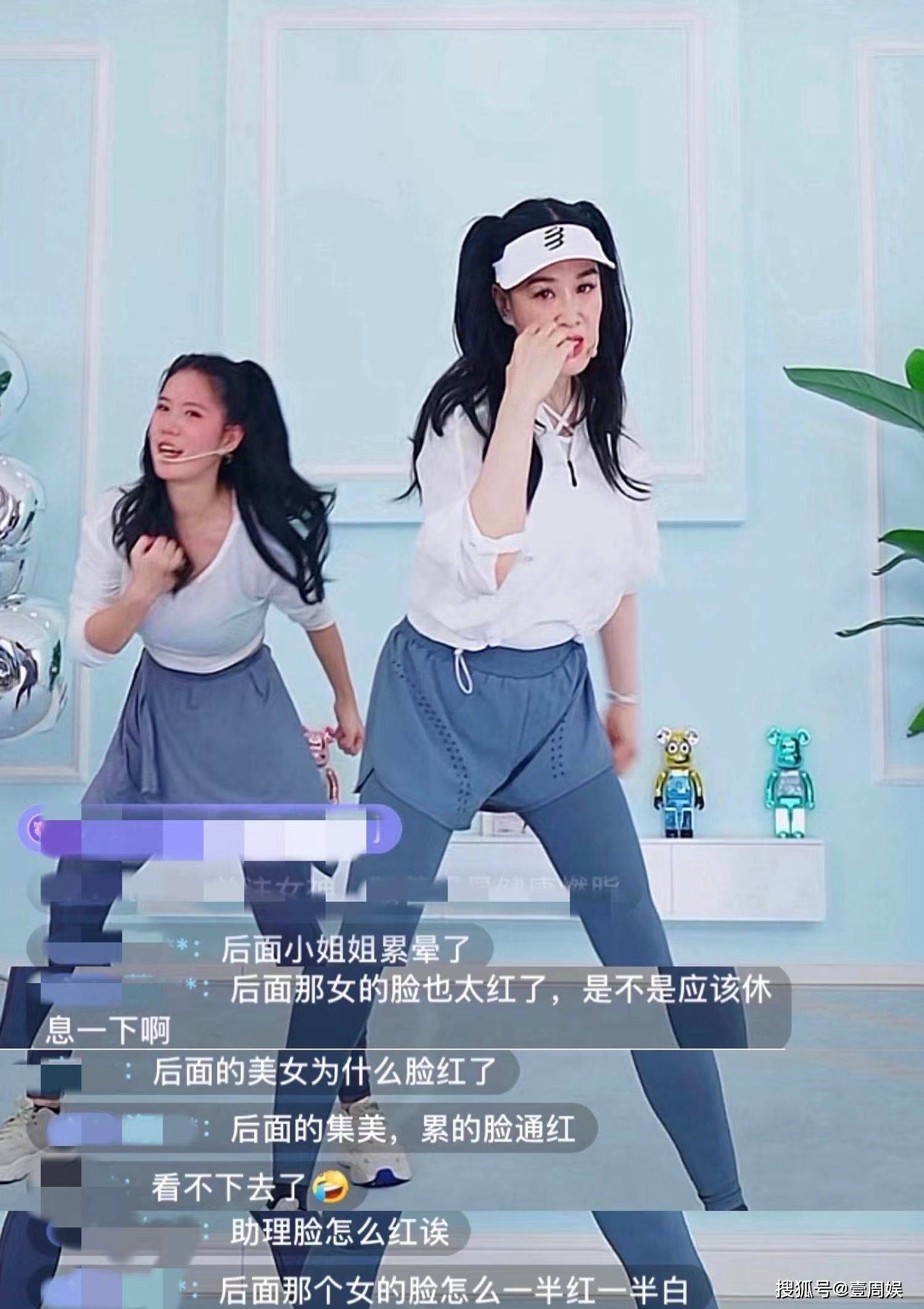 两个辫子,为了扮嫩也是豁出去了,打扮犹如少女一样,上次因为抠图直播