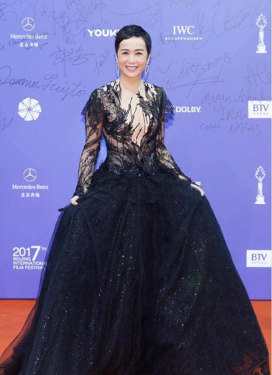 蒋雯丽也太会穿了吧,这种气质裙也就她穿着高级,普通人都不敢穿_镂空