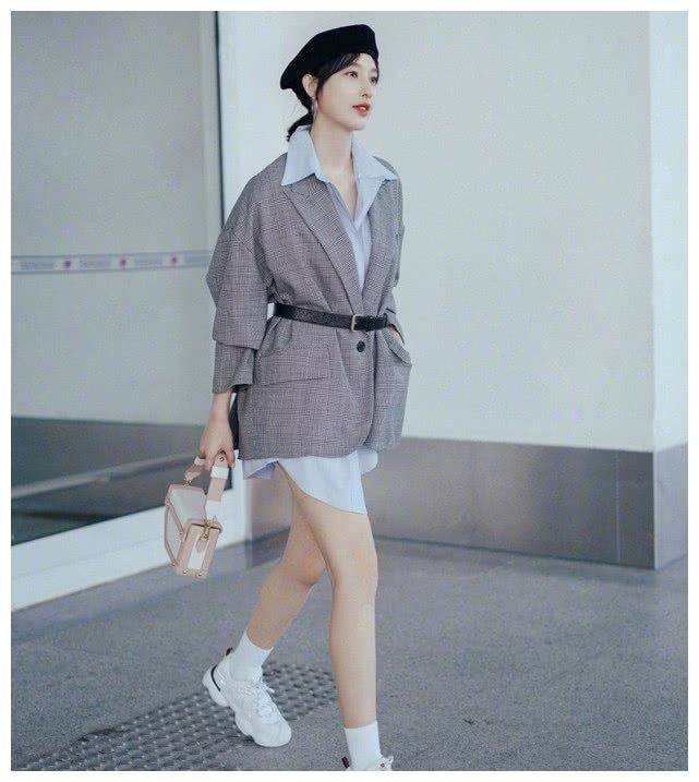 张俪为坐实"腿精"称号,真的将袜子当鞋子穿了,效果太a_穿着_时尚_西装