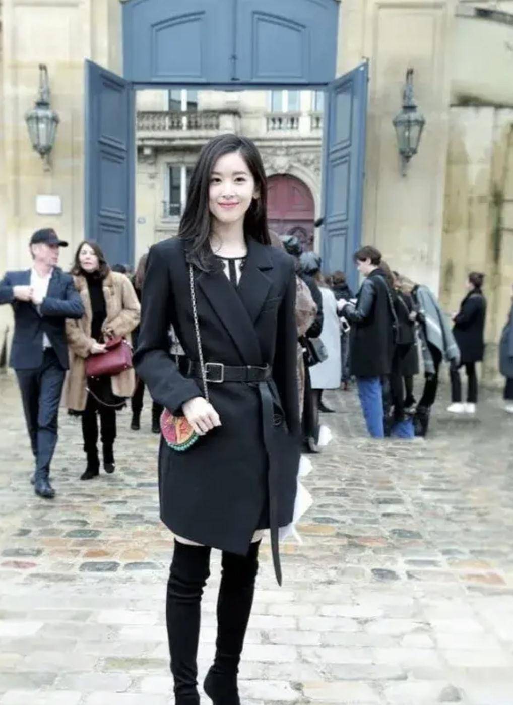 奶茶妹妹转型御姐范穿黑色系穿搭高级时尚气质在线