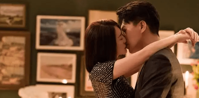 两人在戏中有拥抱的镜头,而且最后靳东还要将李小冉公主抱