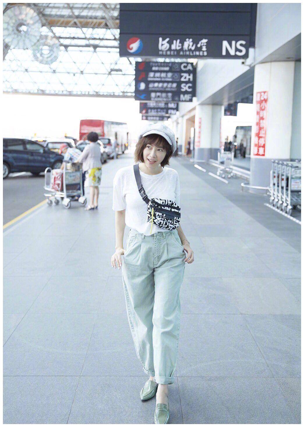 徐怀钰机场秀真吸睛,黄色外套搭短裤,41岁仍然保持着魔鬼的身材_女性