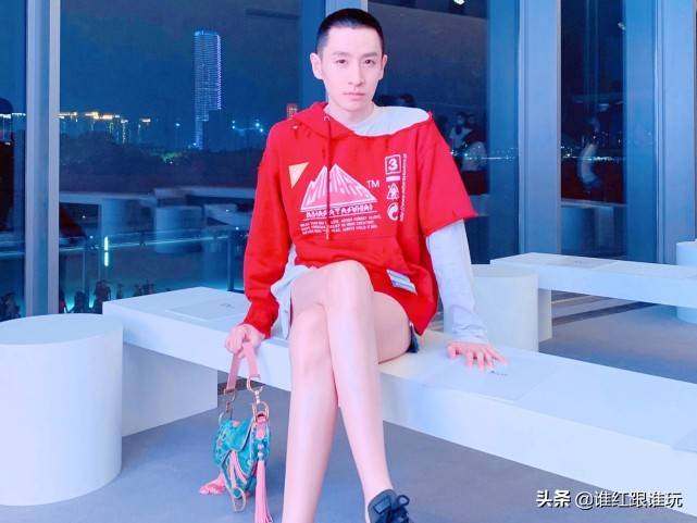 这一届的高定狂魔,不得不提到另外一个人:上图的长腿美男子,闵塔鲨