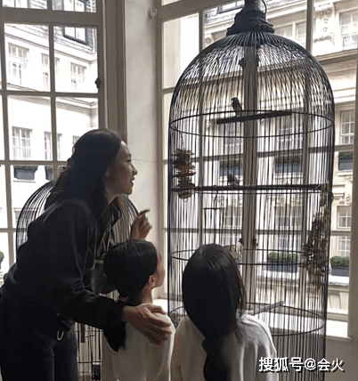不老女神黎姿带三千金看海!站洞穴内双手叉腰