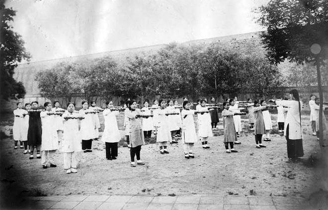 1910年,北京慕贞女校的女学生1911年,广州东北部,客家女校的学生1933