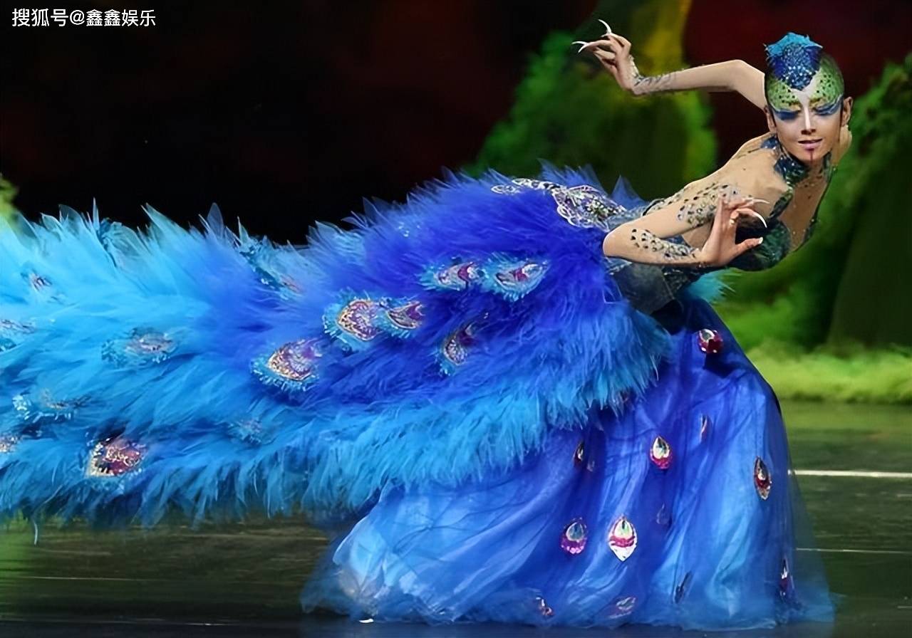 手指插满红花,动作优美宛如孔雀开屏_舞蹈_指甲_孔雀舞