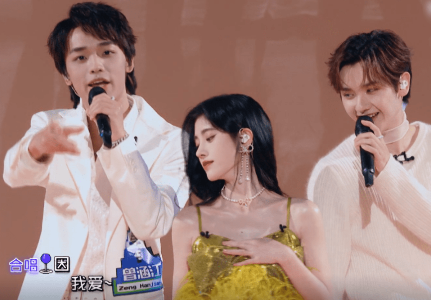 鞠婧祎羽毛裙又纯又欲,和米卡上演壁咚,透光的鼻子却让人出戏_舞台