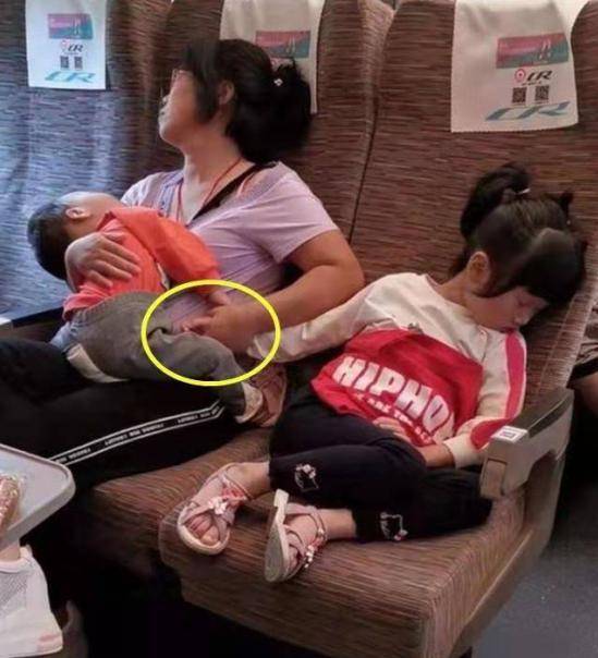 原创二胎宝妈独自带俩娃回家过年动车上这个动作让人动容