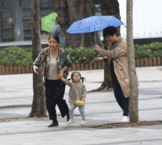 郭富城一家外出,与岳父罕见同框其乐融融
